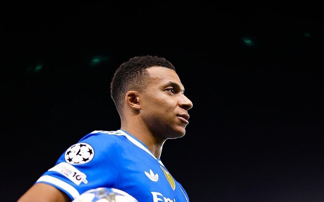 姆巴佩晒手拿全场MVP奖杯和比赛用