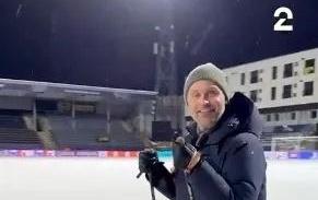 这雪有点大，欧冠赛前一名挪威记者在