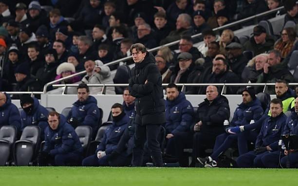 维拉球迷和热刺死忠看台一齐嘲讽弗