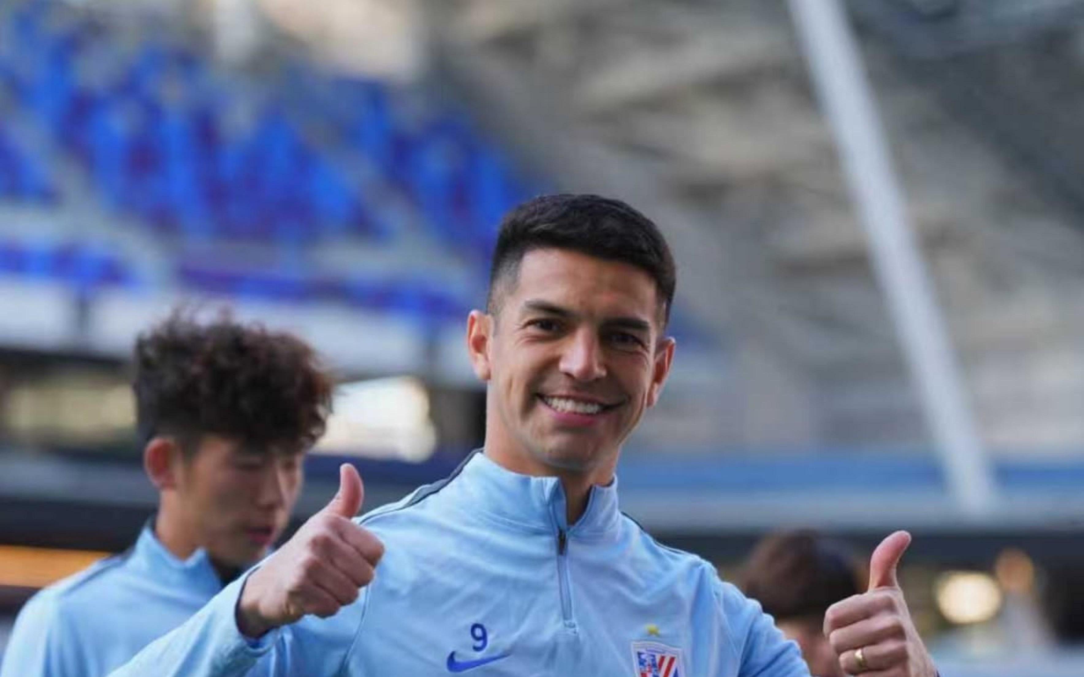 战广岛三箭前路易斯晒照：最后一舞球