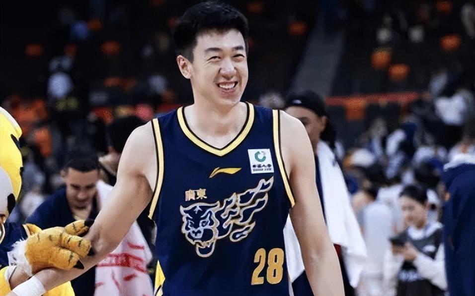 广东9389险胜北控球员评价：3人优秀，5人及格，焦泊乔低迷