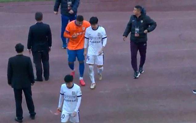 中超激烈冲突！克雷桑推人染黄，10人互