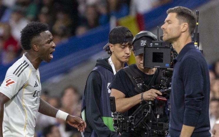 关系有所缓和世体:皇马恢复训练,维尼修斯与阿隆索拥抱