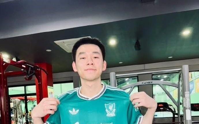 昆拉武特更新社媒,身穿最新款利物浦二客球衣