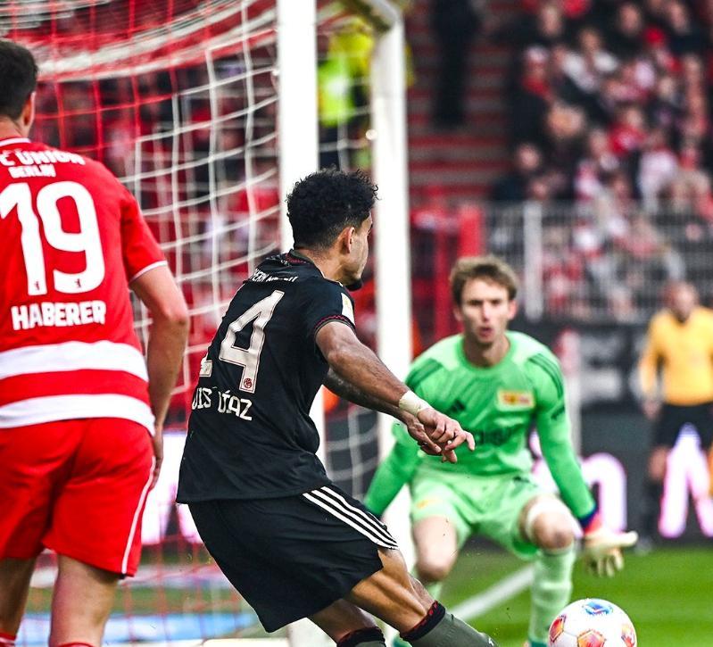 预定普斯卡什！迪亚斯0角度射门神仙