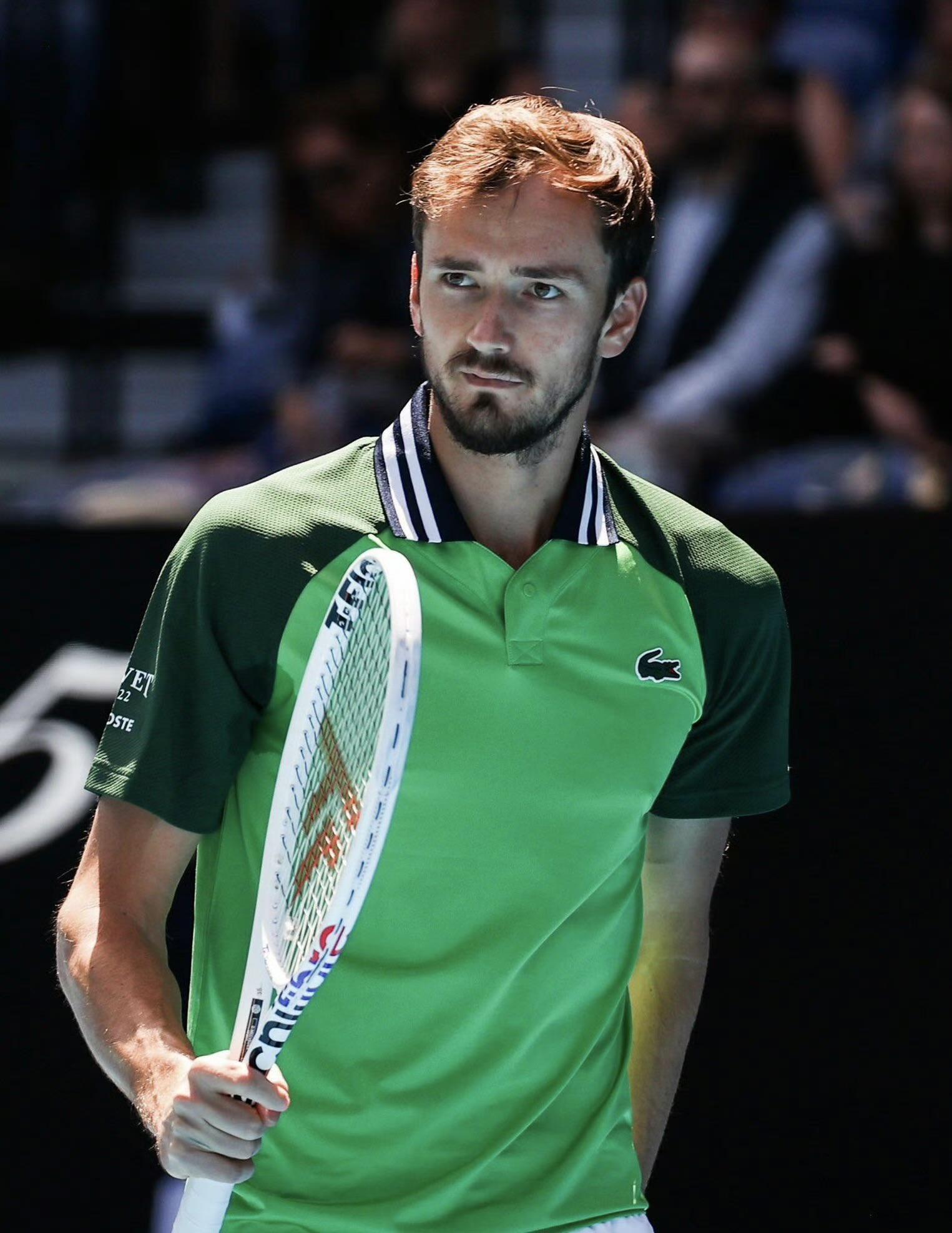 惊魂迪拜：布勃利克航班刚过伊朗目睹空袭新闻，梅总被迫滞留