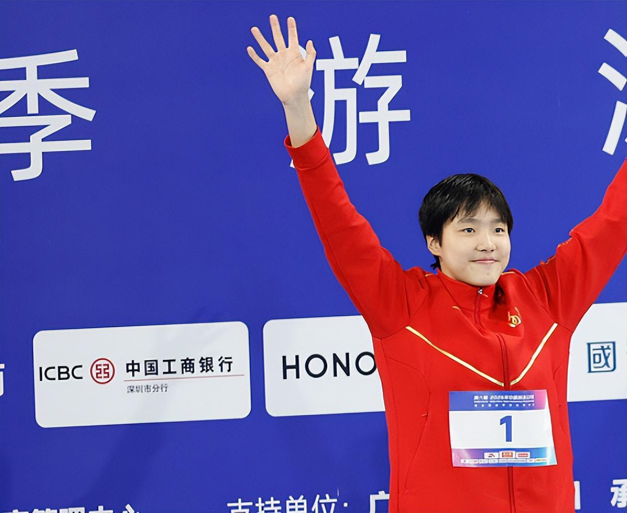 极限逆转夺冠！中国游泳13岁天才少女夺第三金：新版叶诗文太猛
