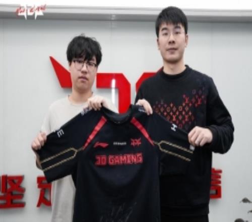 JDG晒照：与选手们的队服合影来啦2026一起加油！