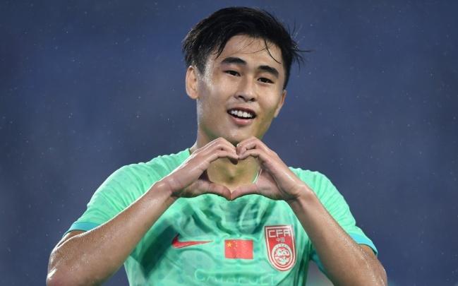 申花酝酿阵容调整，26岁国脚级中场悍将或遭清洗，新东家浮出水面