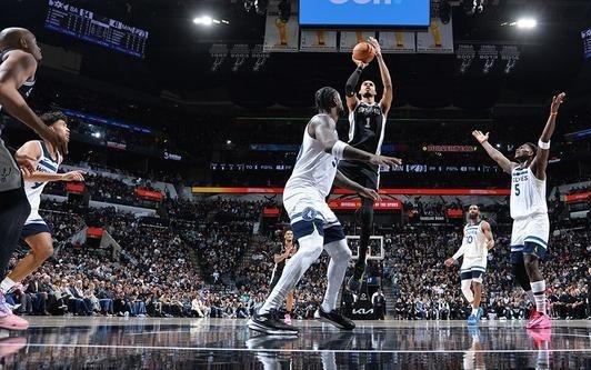 文班39+9对飙爱德华兹新高58分马刺险胜森林狼