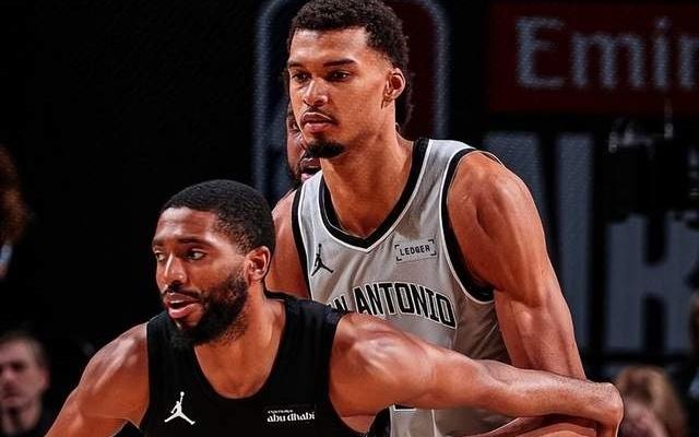 尼克斯逆转马刺捧得NBA杯，文班亚马末节哑火，一弱点很像杨瀚森