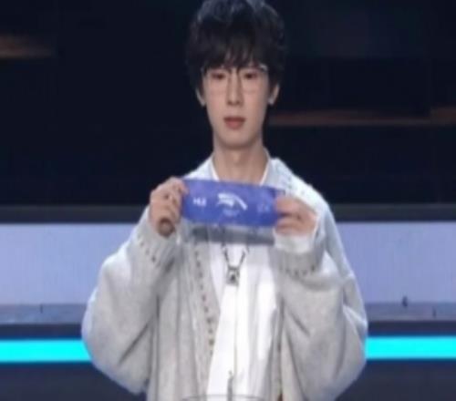 HLE发布Baolan抽签图，并配文：HLE.Baolan