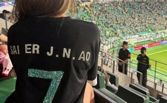 妻子祝贺塞鸟：无比骄傲，你就像一道光