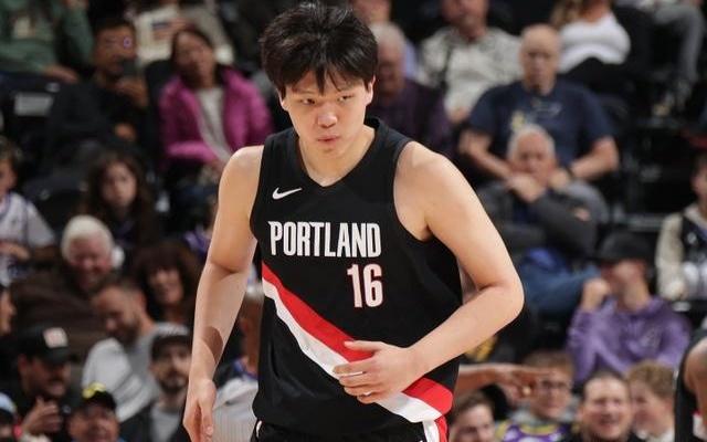 杨瀚森3分6犯泪洒现场引热议！前山东