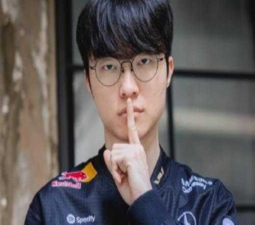 主持人余霜：恭喜T1第五局的T1太强大了！三连冠啊！