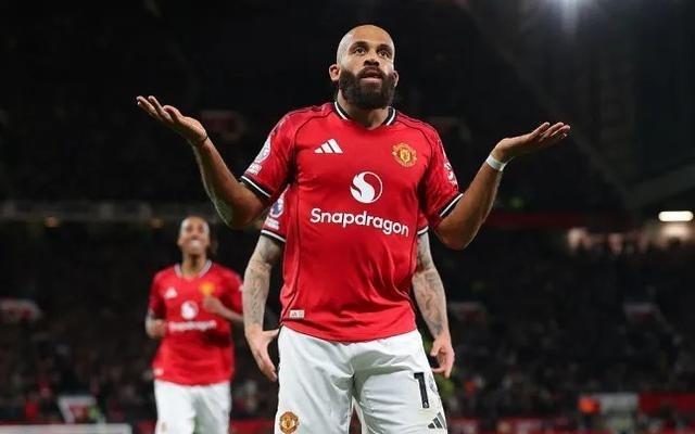 鲁尼:姆伯莫的表现始终稳定,他是曼联今夏最佳引援