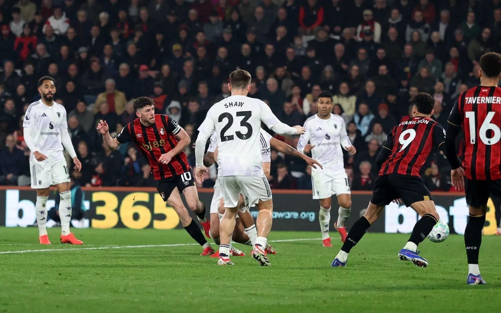 曼联丢球前未获点球，英超官方：碰撞不