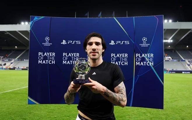 首开记录，托纳利当选纽卡vs卡拉巴赫