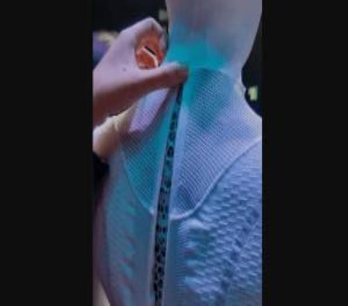 何小鹏给人形机器人“脱衣”回应质疑：小鹏股票直线拉升翻红