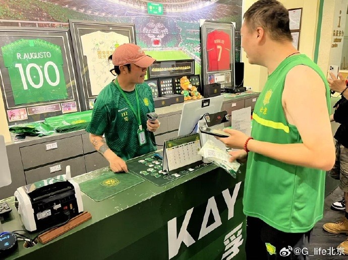 有吧友偶遇吗张稀哲亲自“戴帽”上阵，在国安商店当收银员