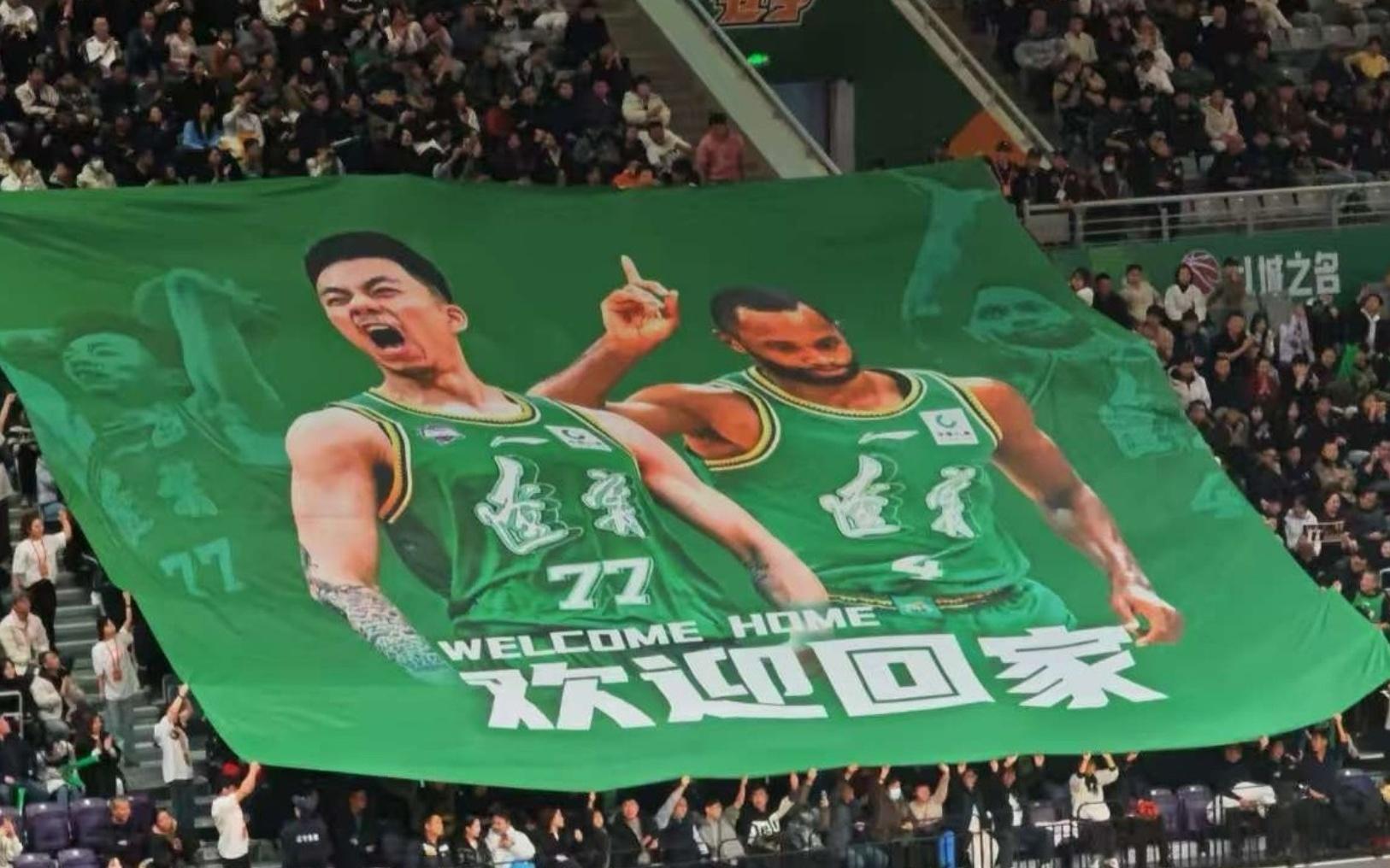 辽宁播放致敬视频太感人！金金落泪，弗格感慨万分，观众席拉海报