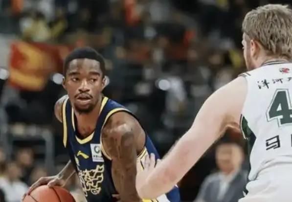 你们要的画面！萨姆纳遭蛋糕突袭球迷调侃被广东队友隔扣