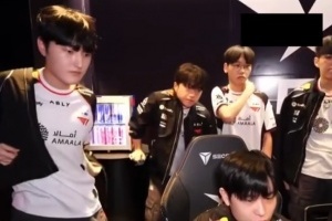 不是摔倒造成的Keria在粉丝群道歉：下肢出现问题已接受治疗