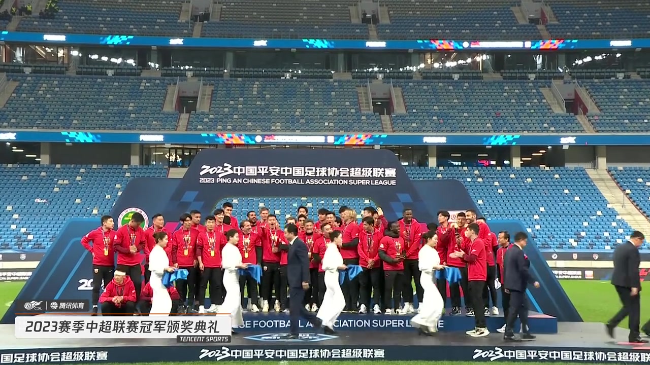 我们是冠军海港捧杯时刻足协主席宋凯与奥斯卡一同举起火神杯