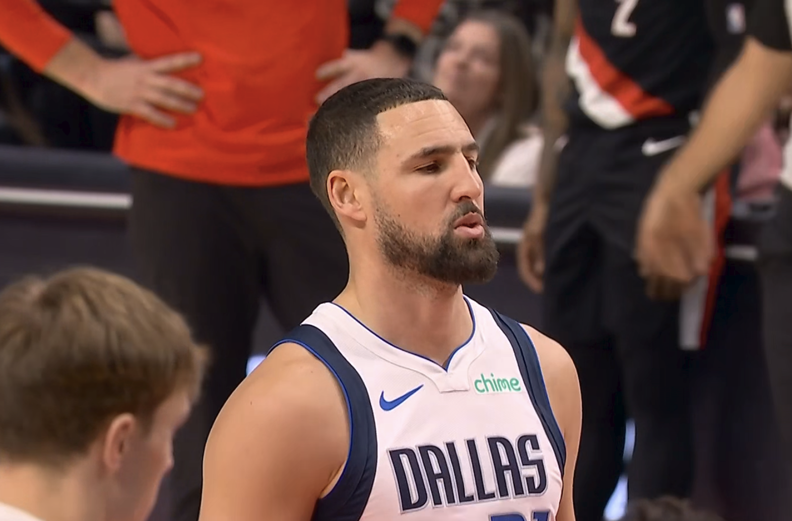 开拓者3分险胜独行侠！阿夫迪亚27+9+11，杨瀚森获重用，激活罗威