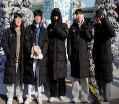 HLE俱乐部2026五人首发阵容旅游团建合照：野辅身材很是壮实