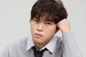 BLG发布选手校园风写真：下课铃响了，一起去小卖部吗