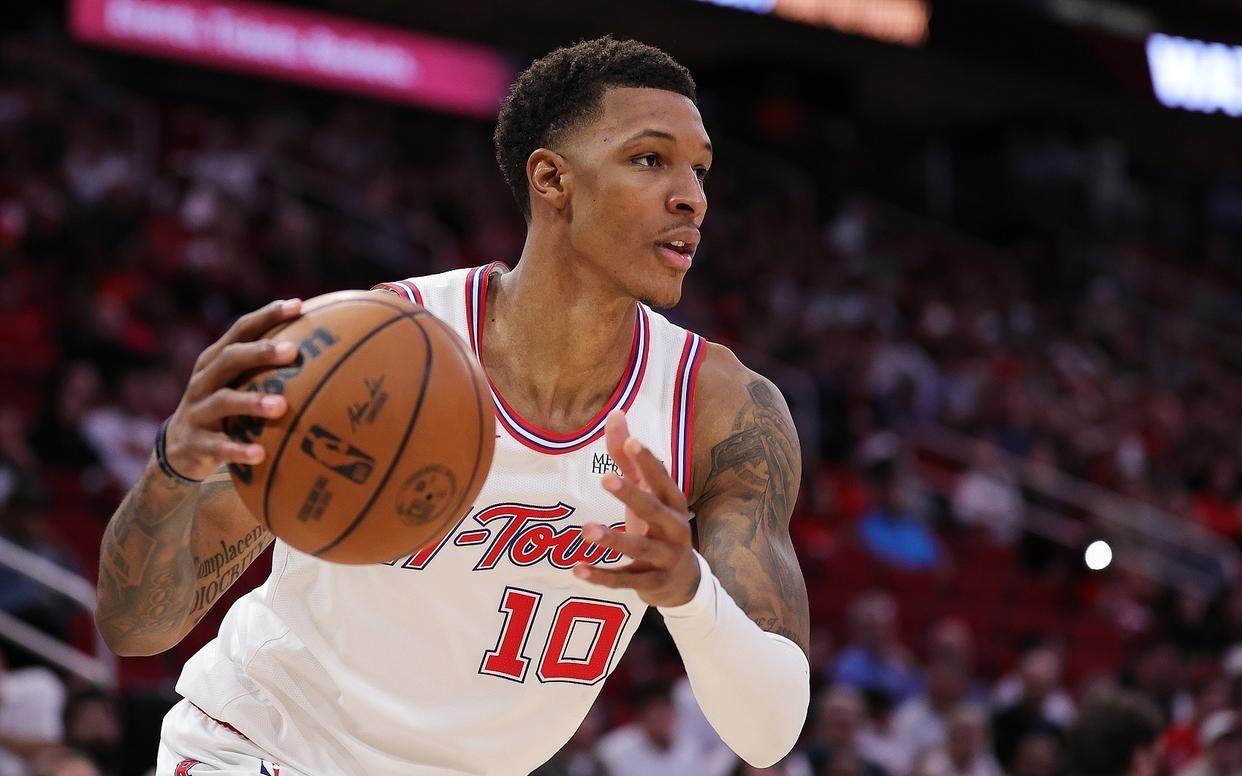 刚签新控卫，火箭队23+9中锋就伤退！1号位人满为患，斯通失算了