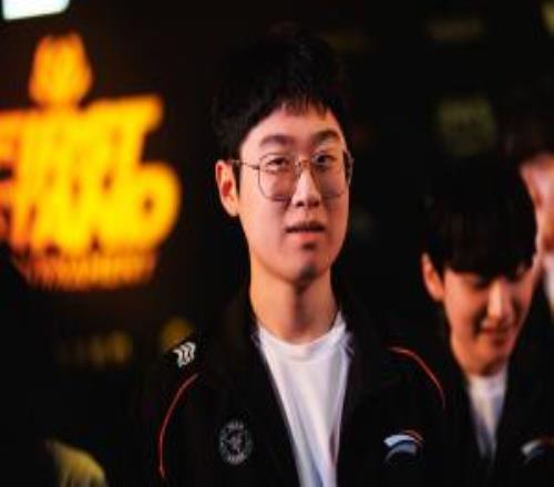 HLE上单Zeus更新社媒庆祝T1三连冠：祝贺你们