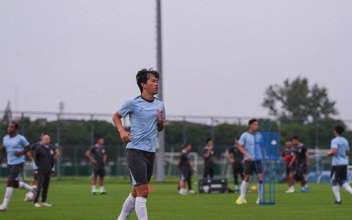申花一线队今天重新集结，此前因伤长