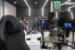 Guma直播遇Zeka流鼻血：都说让你不要再挖鼻孔了挖那么深！