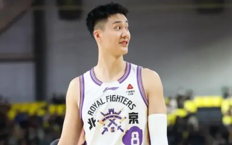 胜浙江发布会！张庆鹏批失误赞篮板，朱松玮直指进一步提升自己！