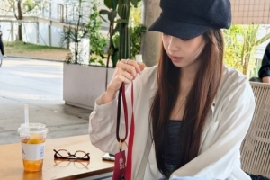 希然晒照遛狗：好开心哦犟种狗和老友