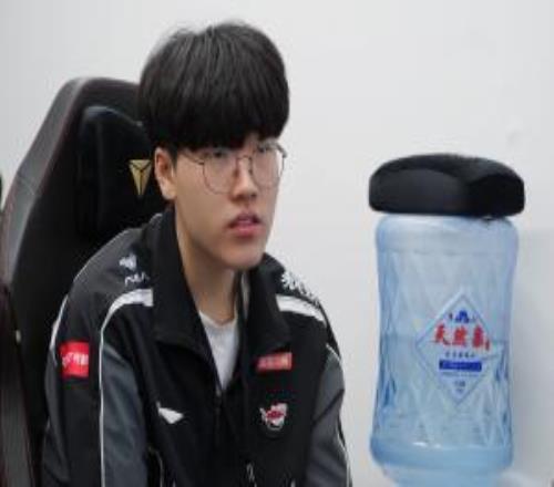 这发挥就是世一辅Kael神波比R造减员W反进场E控制，带队翻盘GEN