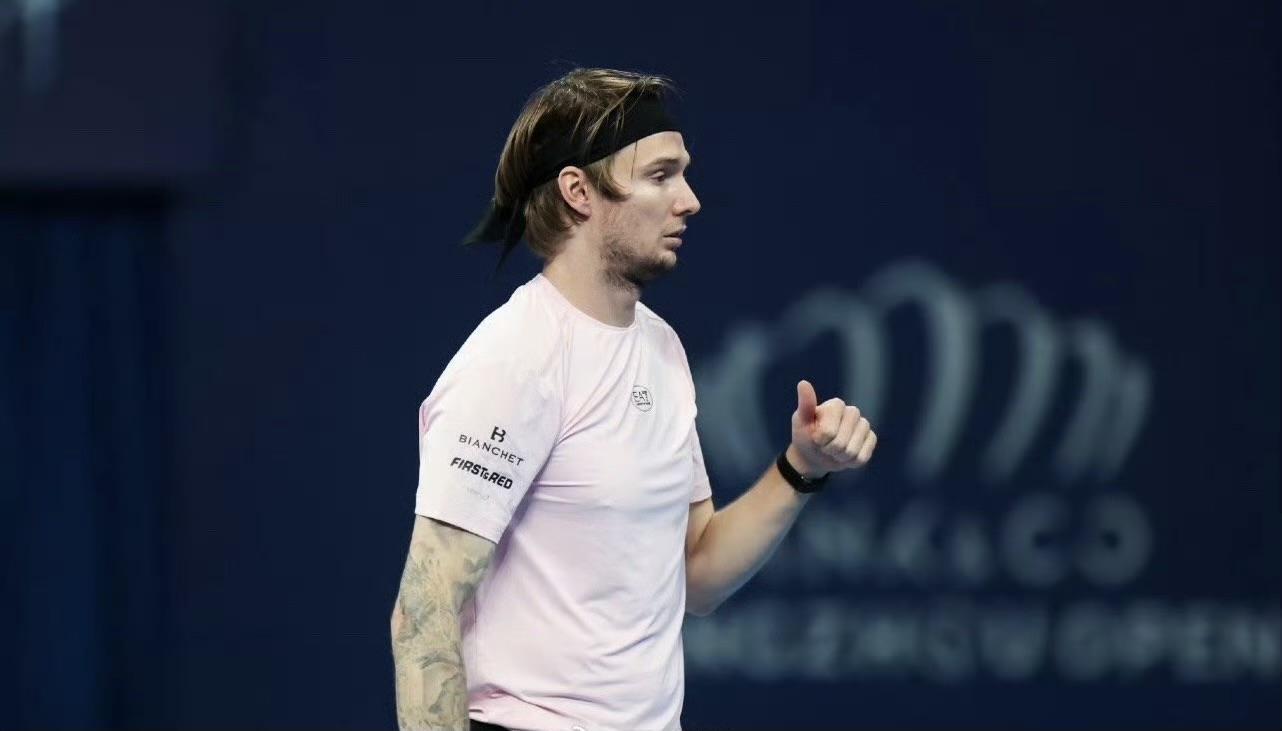 网带两侧的尊严:当握手缺席时,网球礼仪何在