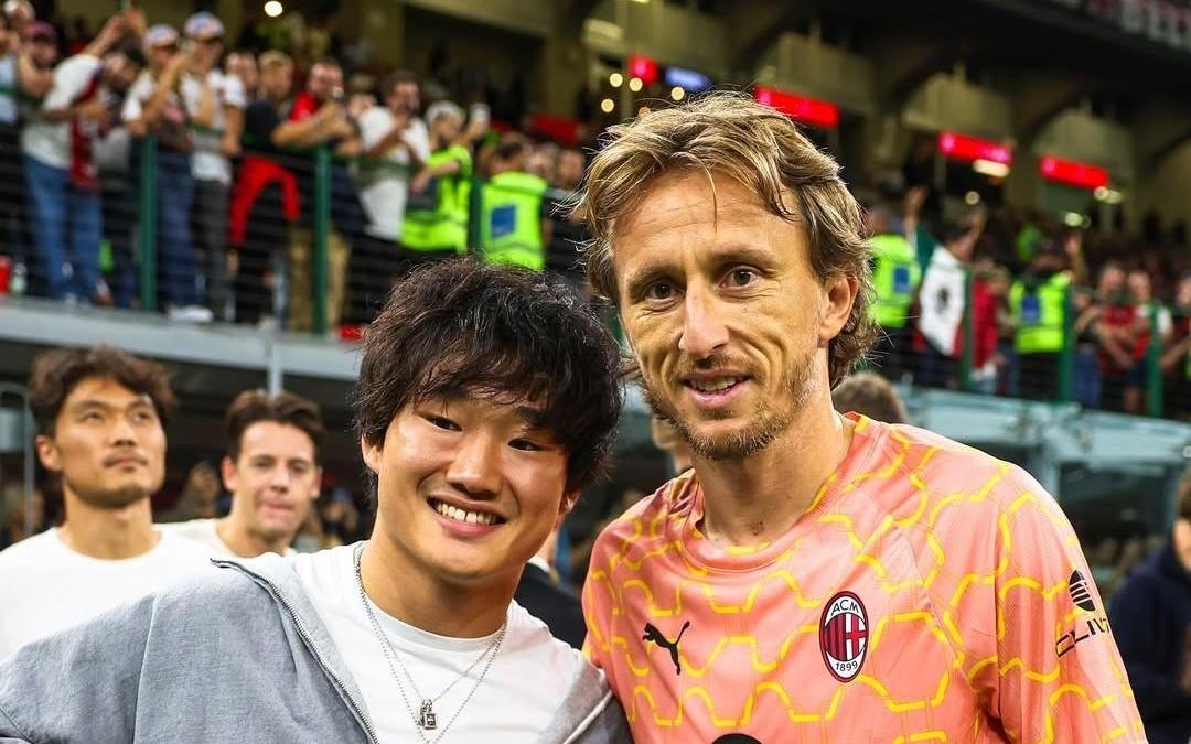 F1车手角田裕毅现身圣西罗：与魔笛合影，并在场边秀脚法
