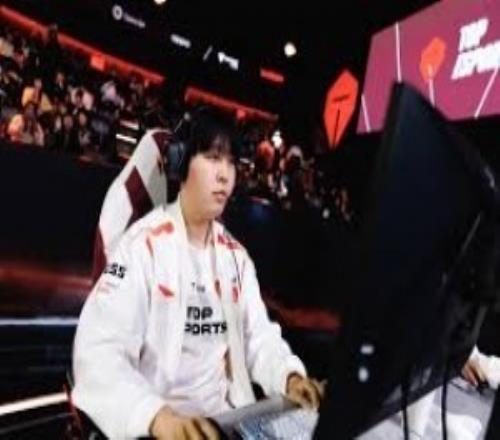 训练赛打累了!Kanavi已有三日未登录峡谷之巅游戏账号