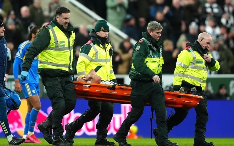 后防又伤一个，纽卡后卫法比安舍尔被担架抬离球场