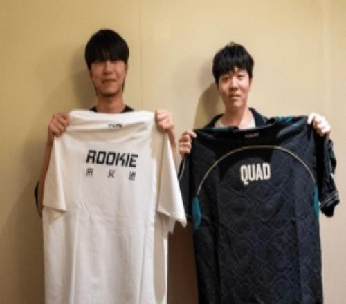 FLY分享队员与Rookie&Wei交换队服：一次匆匆的交换队服