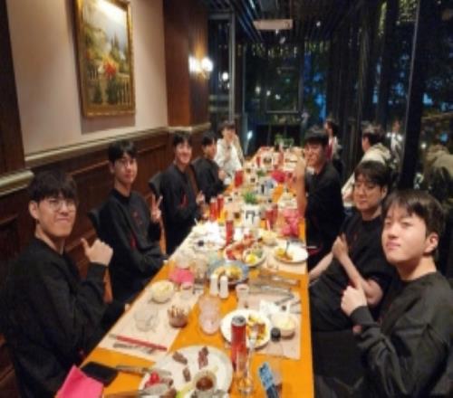 T1打野选手Oner晒队伍聚餐合照：吃得非常开心