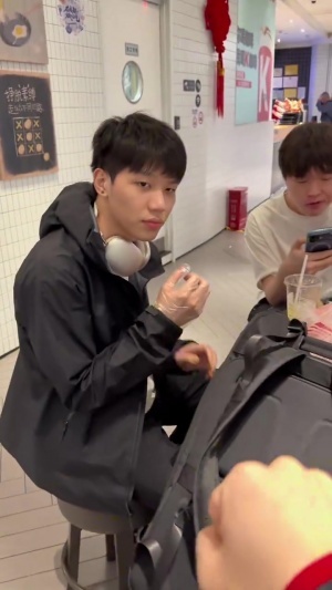 BLG公布选手前往巴西参赛记录：候机期间在吃KFC，明天落地巴西