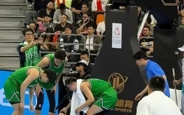 表情严肃！杨鸣回应遭江苏大逆转：球员没能站出来，大家畏手畏脚