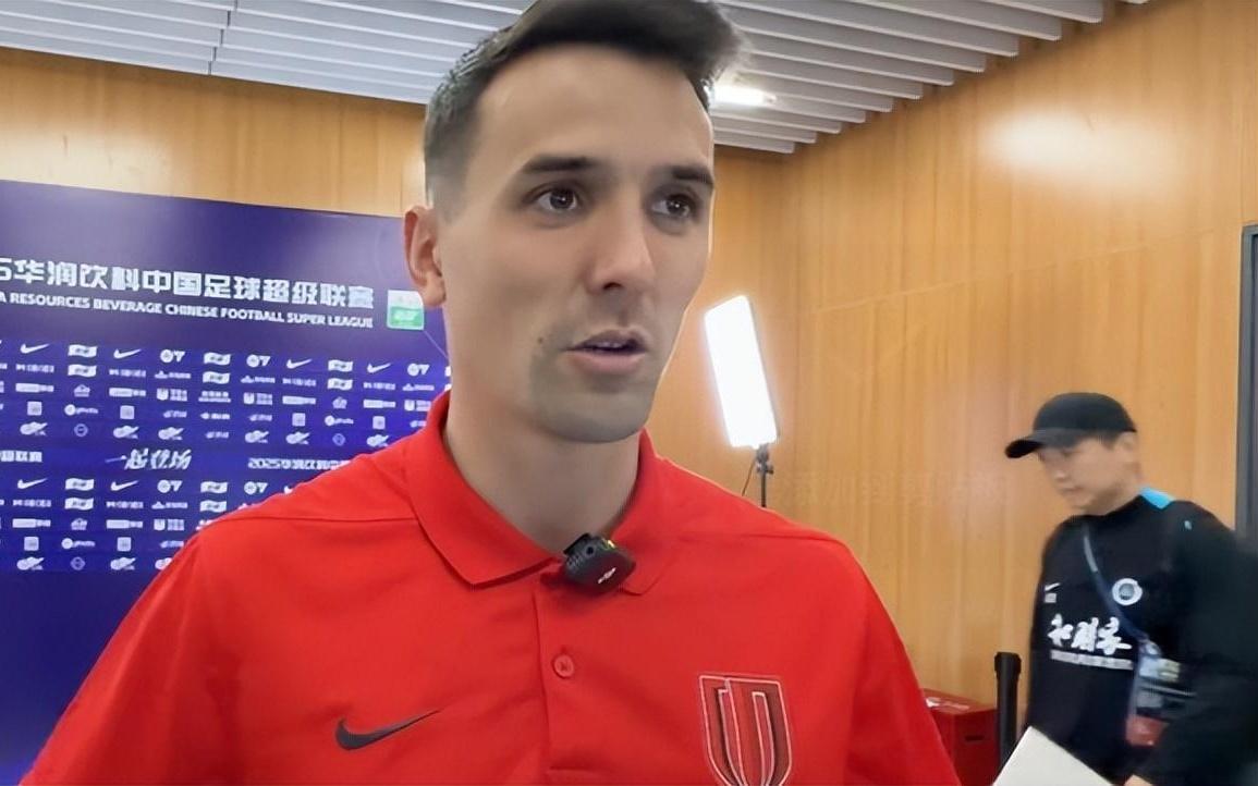 是留队还是走人成都蓉城王牌悍将周定洋做出回应，引发球迷热议