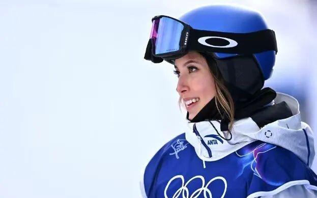 雪上绽锋芒冰场启新程谷爱凌坡面障碍摘银