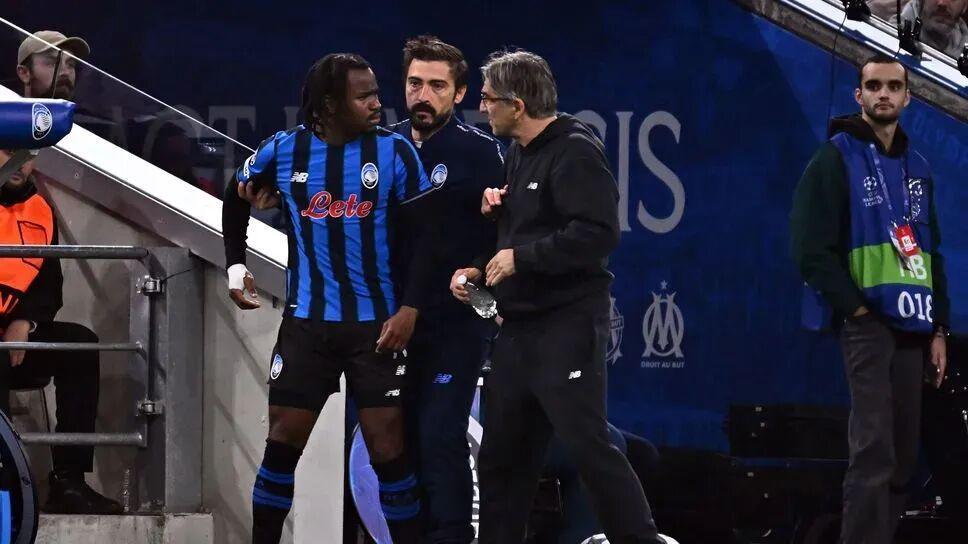 欧冠爆发内讧！卢克曼不满被换下主帅上手“教育”他