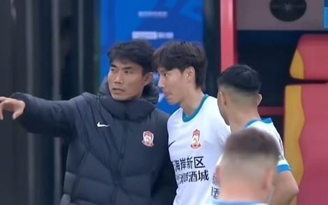 记者：西海岸队今天奔赴上海，备战本周